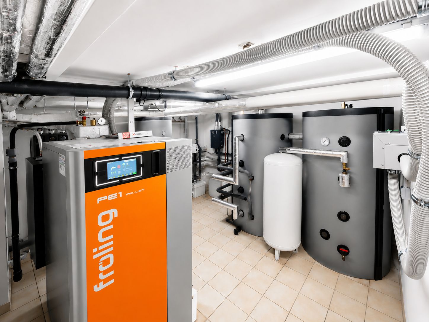 Moderne Viessmann-Gewerbeheizung mit Wärmepumpe und Pufferspeicher
